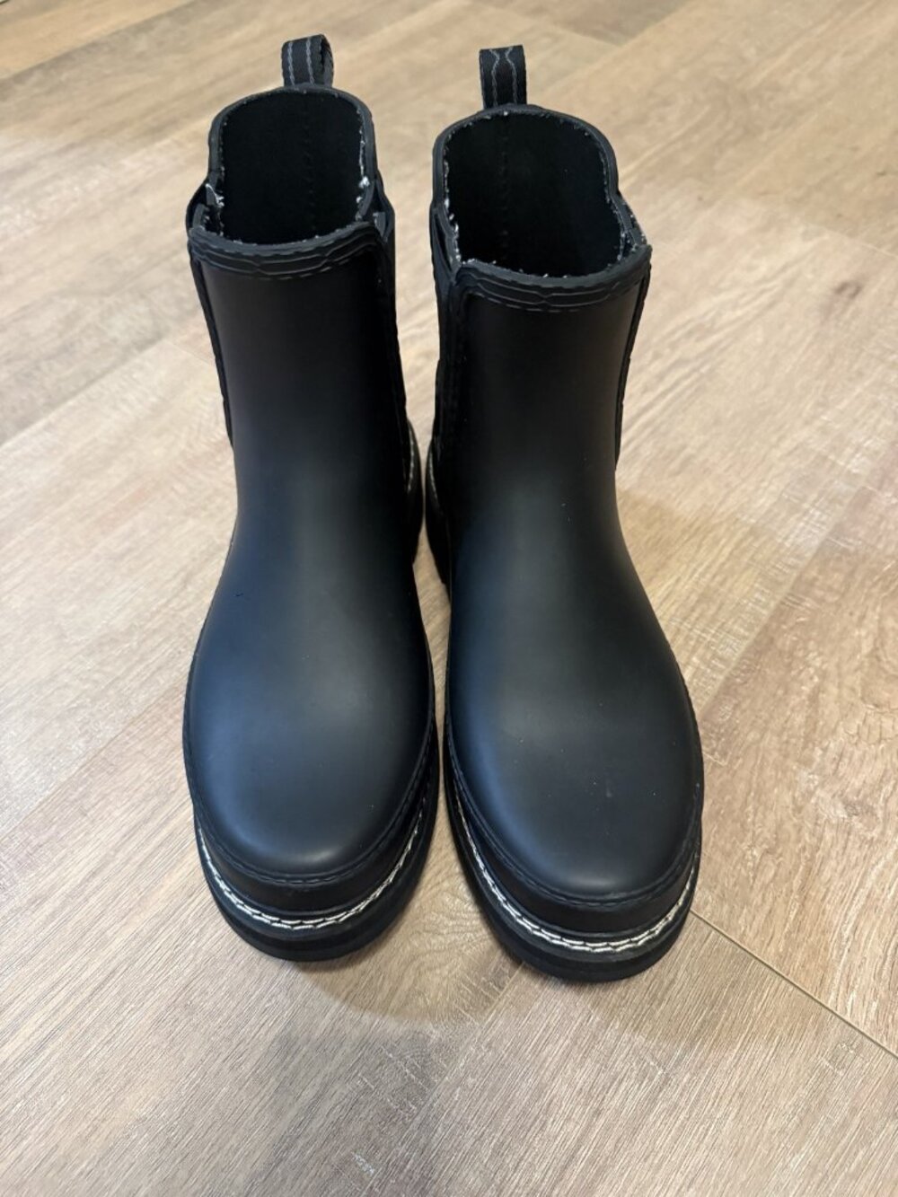 Hunter Black Chelsea Rain Boots Lug Sole Pull Tab size 8